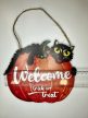 Boszorkányos fogadtatás: Halloween tökös Welcome ajtótábla fekete macskával