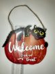 Boszorkányos fogadtatás: Halloween tökös Welcome ajtótábla fekete macskával