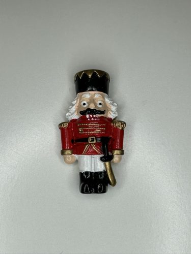 Diótörő figura kerámia hűtőmágnes piros egyenruhában 6 cm