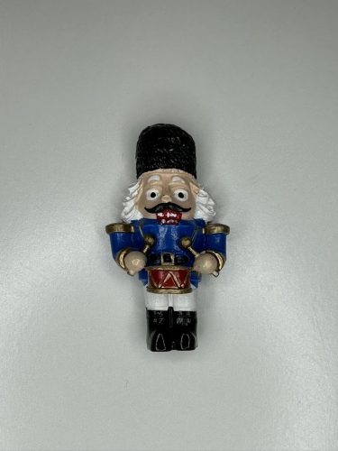 Diótörő dobos kerámia hűtőmágnes