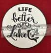 "Life is Better at the Lake" jelvény