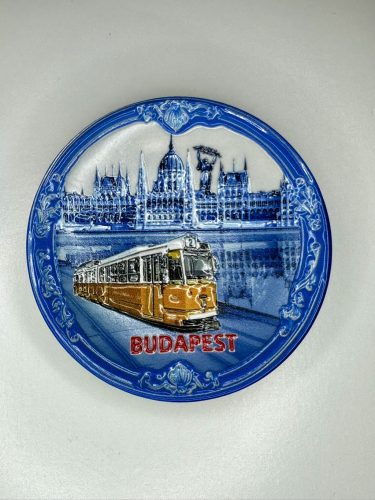 Budapest ikonikus villamosa – kerámia hűtőmágnes Parlamenttel