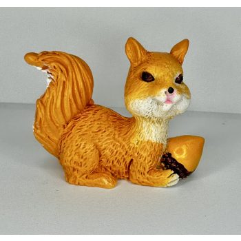 Makkot tartó mókus figura