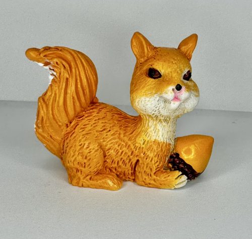 Makkot tartó mókus figura