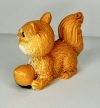 Makkot tartó mókus figura