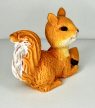 Makkot tartó mókus figura