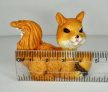 Makkot tartó mókus figura