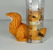 Makkot tartó mókus figura