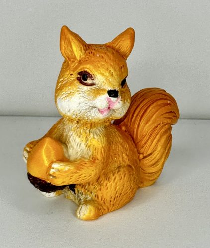 Kíváncsi mókus figura