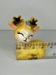 Pihenő őzike virágdísszel – mini dekorfigura, 4,5 cm