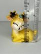 Pihenő őzike virágdísszel – mini dekorfigura, 4,5 cm
