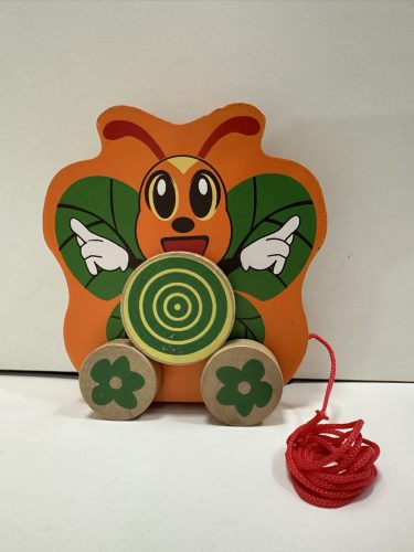 Vidám húzható fajáték – lepkefigurás, zöld spirálmintás kerékkel