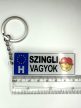 „Szingli vagyok” vicces rendszámtábla kulcstartó