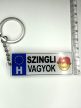 „Szingli vagyok” vicces rendszámtábla kulcstartó