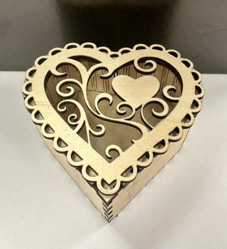 Szív alakú lézervágott fa díszdoboz – A tökéletes ajándék minden alkalomra