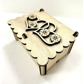   Kézzel készült fa ajándékdoboz – Szív és virág motívummal