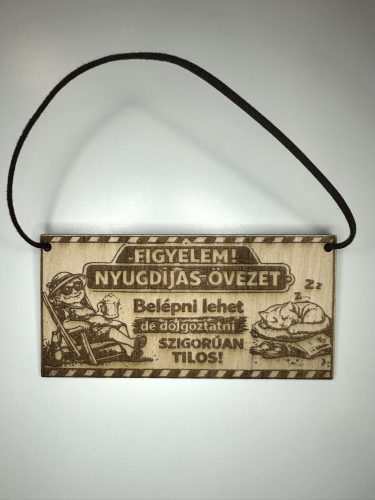 Nyugdíjas övezet – Belépni lehet, dolgoztatni tilos! (fa tábla)