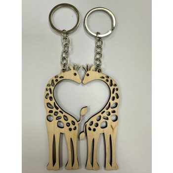 Lézervágott fa kulcstartó - Szerelmes zsiráfok