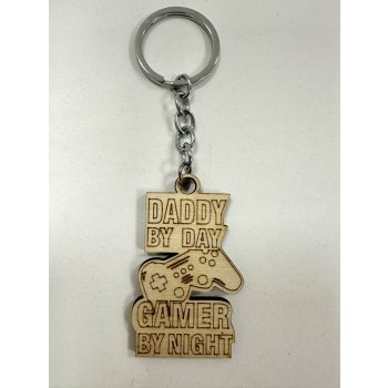   Daddy by Day, Gamer by Night – Lézervágott fa kulcstartó