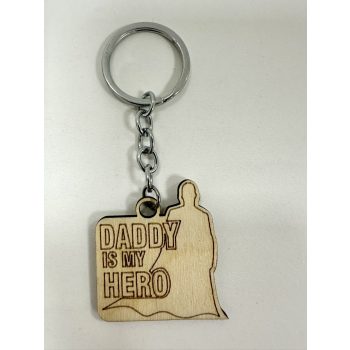 Daddy is My Hero - Gravírozott Fa Kulcstartó