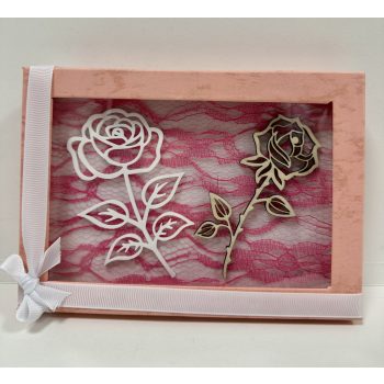 Különleges rózsa dekoráció díszdobozban