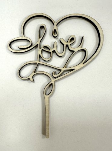Lézervágott "Love" fa dekoráció – romantikus és elegáns dísz