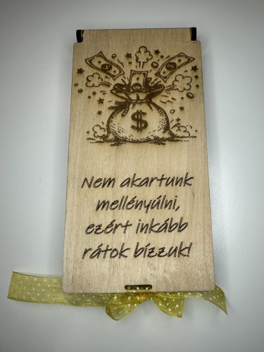 „Nem akartunk mellényúlni” – Fa pénzátadó ajándékdoboz