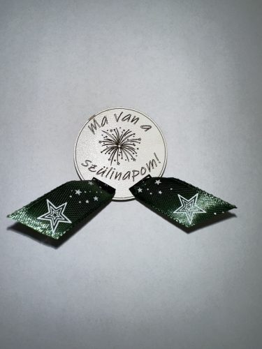 Ma van a szülinapom! – lézervágott fa születésnapi kitűző szalaggal