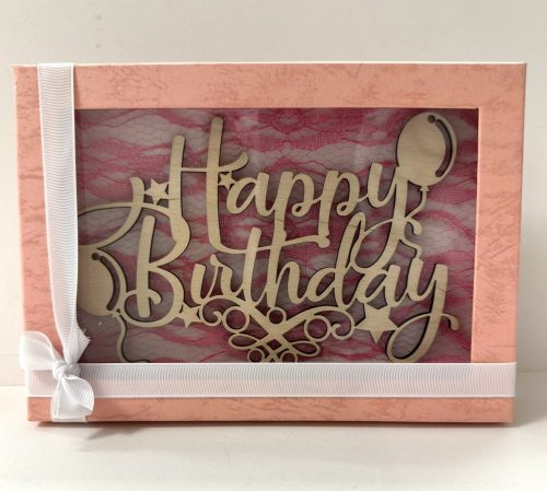 „Csipkés Köszöntés” – Szülinapi ajándékdoboz rózsaszín csipkével