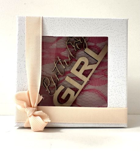 „Birthday Girl” – Mini születésnapi ajándékdoboz rózsaszín csipkével