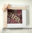 „Birthday Girl” – Mini születésnapi ajándékdoboz rózsaszín csipkével
