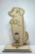 „Kutyás Tolltartó Állvány” – Gravírozott Fa Asztali Dísz