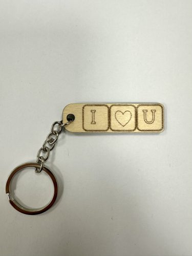 "I  U" gravírozott fa kulcstartó