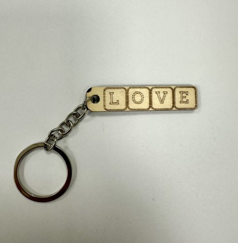 LOVE gravírozott fa kulcstartógravírozott fa kulcstartó