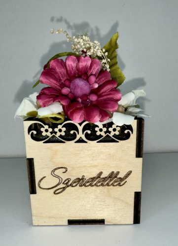 Rózsaszín Boldogság Virágbox – Szeretettel fa díszdobozban