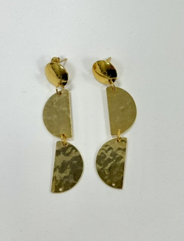 Minimalista arany fülbevaló – időtlen elegancia egy kis csavarral