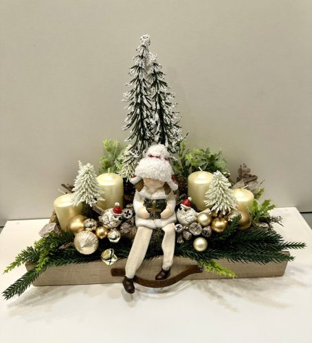 Téli erdő ajándékos ülőlány adventi dísz