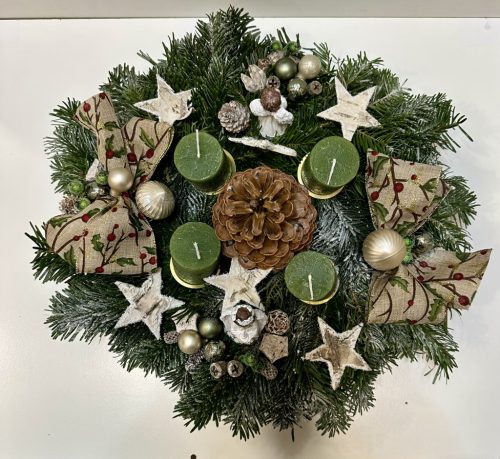 Télangyal Harmónia Adventi Asztaldísz – Fenyővel és Zöld Gyertyákkal