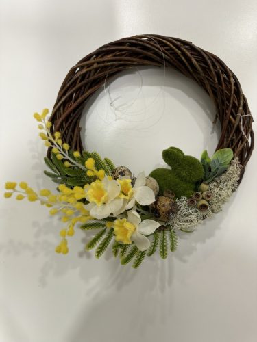 Tavaszi nyuszi ajtódísz – természetes vessző koszorú virágokkal
