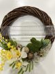 Tavaszi nyuszi ajtódísz – természetes vessző koszorú virágokkal