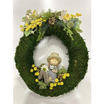   Tavaszi virágos ajtódísz kislány figurával – mohás koszorú dekoráció