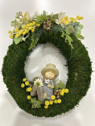 Tavaszi virágos ajtódísz kislány figurával – mohás koszorú dekoráció