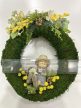 Tavaszi virágos ajtódísz kislány figurával – mohás koszorú dekoráció