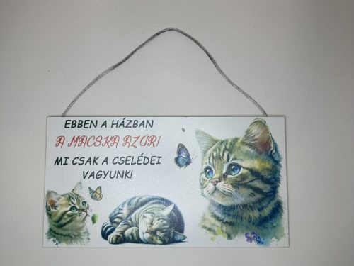 „A macska az úr!” – Függeszthető falitábla cicás mintával