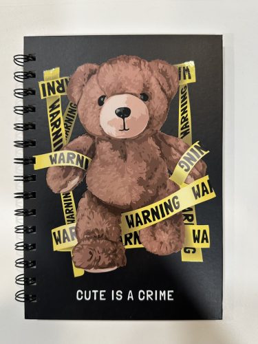 „Cute is a Crime” – Spirálos jegyzetfüzet macis borítóval
