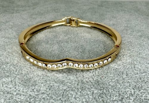 Elegancia hullám – arany színű női karkötő cirkóniákkal