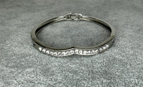 Elegancia hullám – ezüst színű női karkötő cirkóniákkal