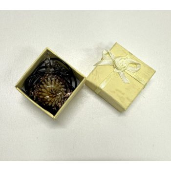 Időtlen elegancia egy apró virágszirmon.