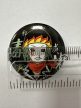 Anime stílusú kitűző – Lángoló tekintet, japán karakterekkel