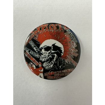   Exploited stílusú punk kitűző – Tarajos koponya & lázadó szlogenek